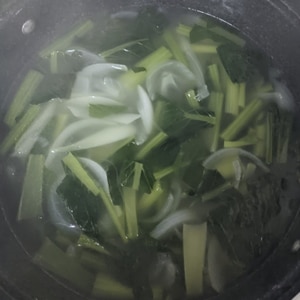 小松菜とベーコンのコンソメスープ